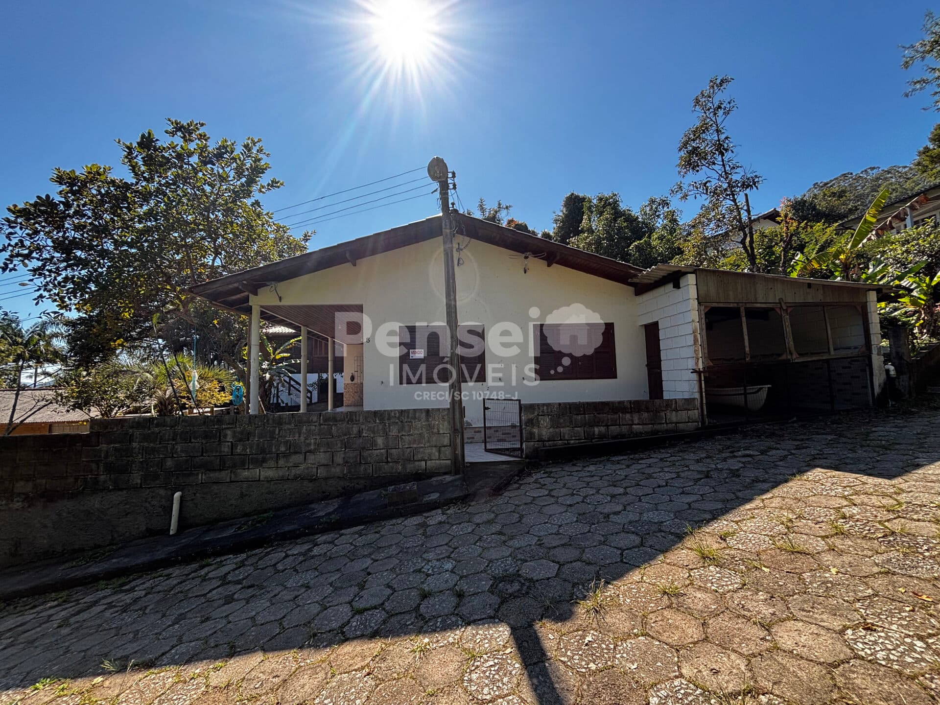 Casa Térrea com 3 Quartos e Amplo Quintal! Cacupé