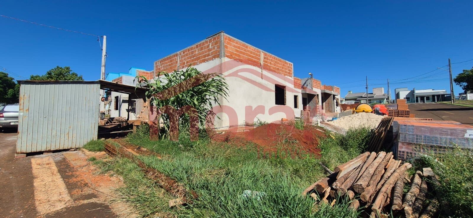 Casa Geminada suite mais dois dorm amplo espaço de terreno no Vederti