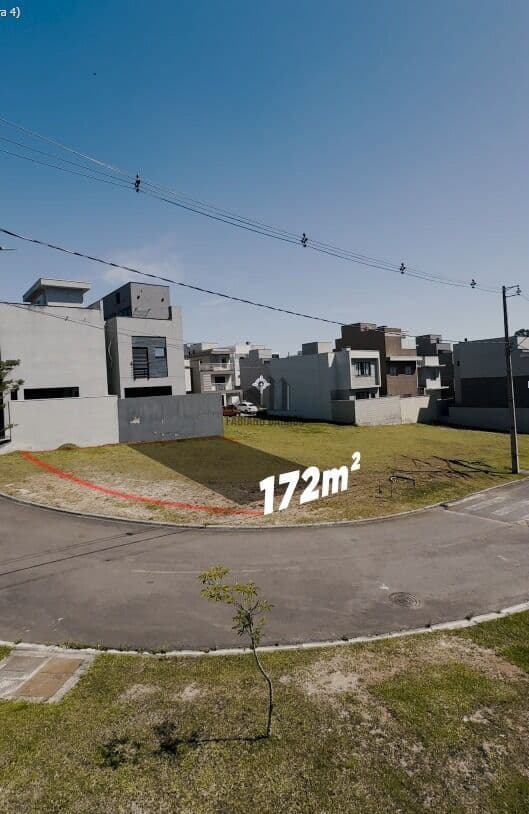 TERRENO DIFERENCIADO EM CONDOMÍNIO FECHADO – 172 m² | FRENTE AMPLA EM CURVA