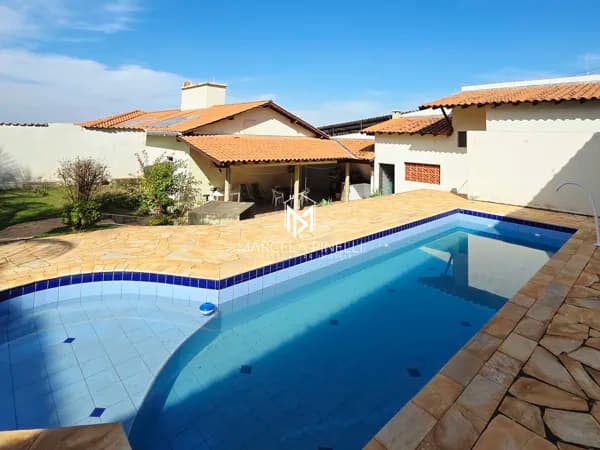 Casa com quintal e piscina no Centro - Alfenas/MG