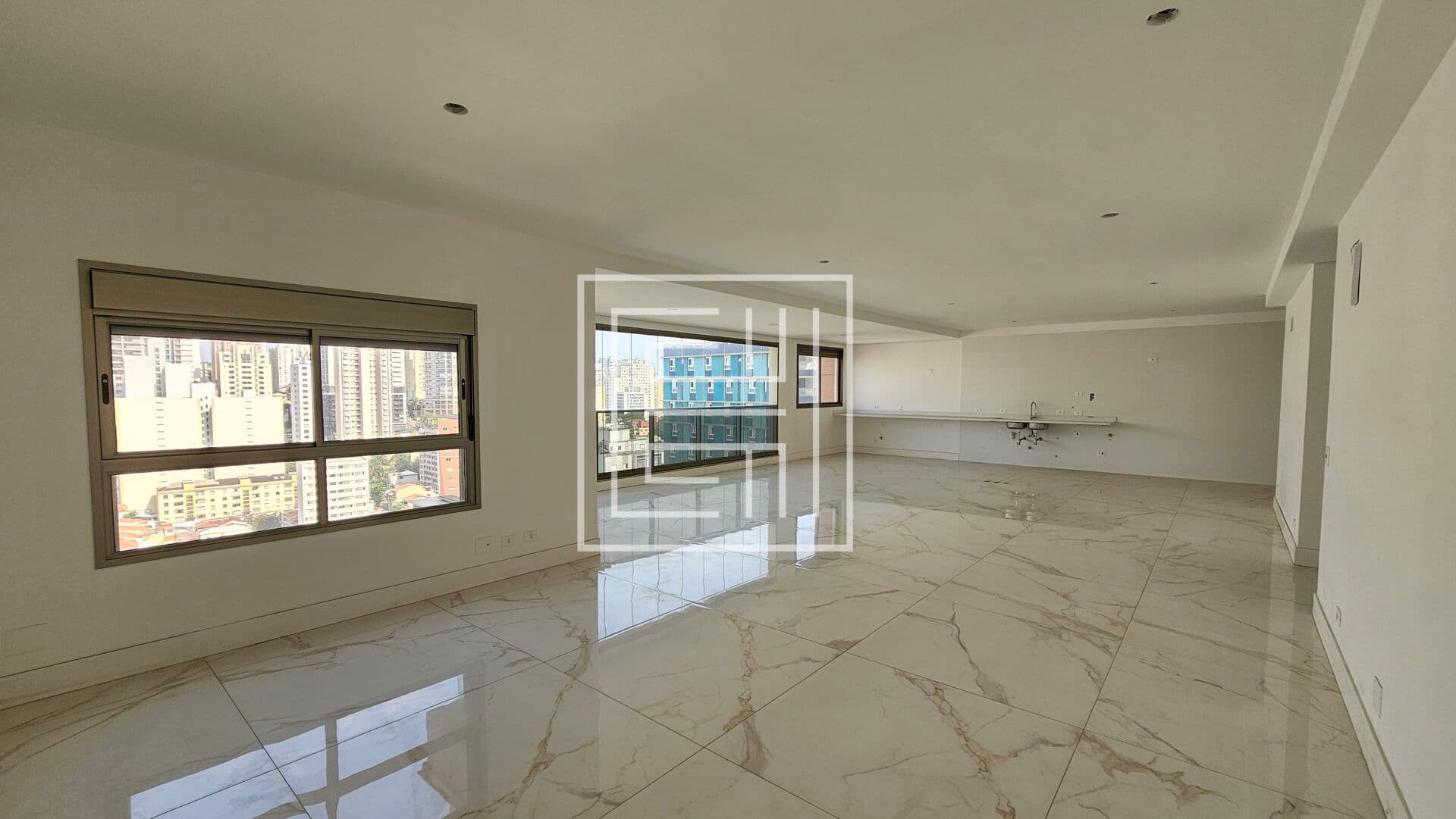 Apartamento de 221m² com 4 suítes e 5 vagas à venda em Perdizes