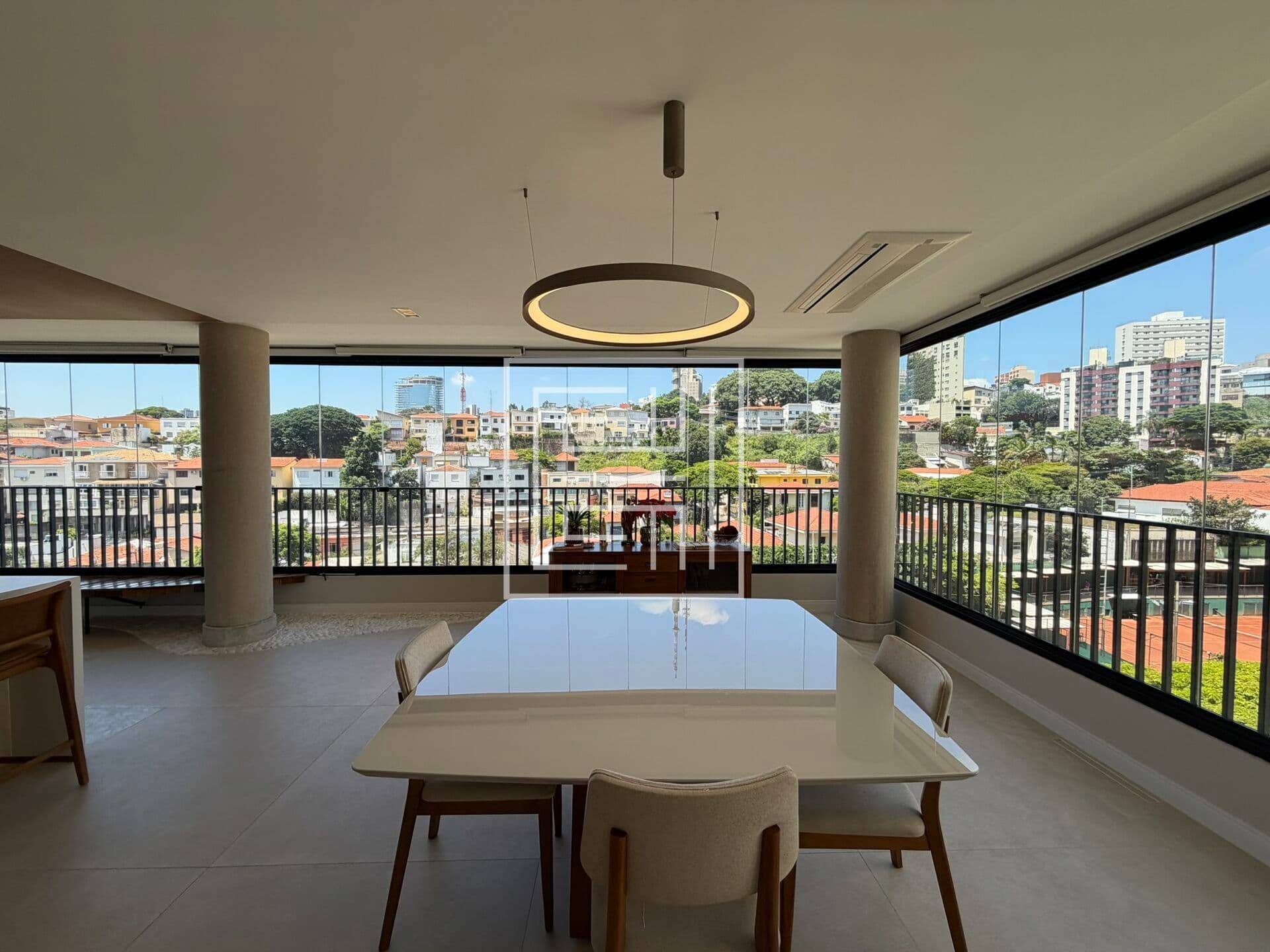 Apartamento de 220m² com 4 suítes e 3 vagas à venda em Perdizes