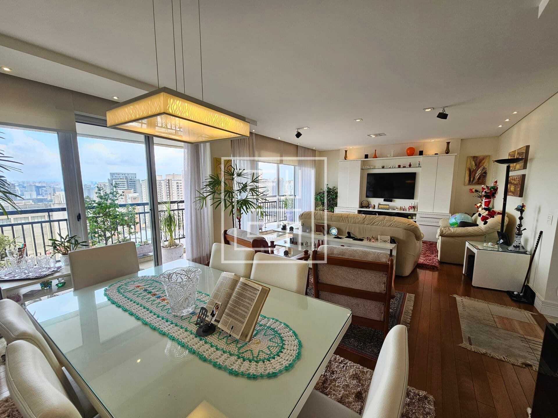 Apartamento de 220m² com 4 suítes e 4 vagas à venda em Perdizes