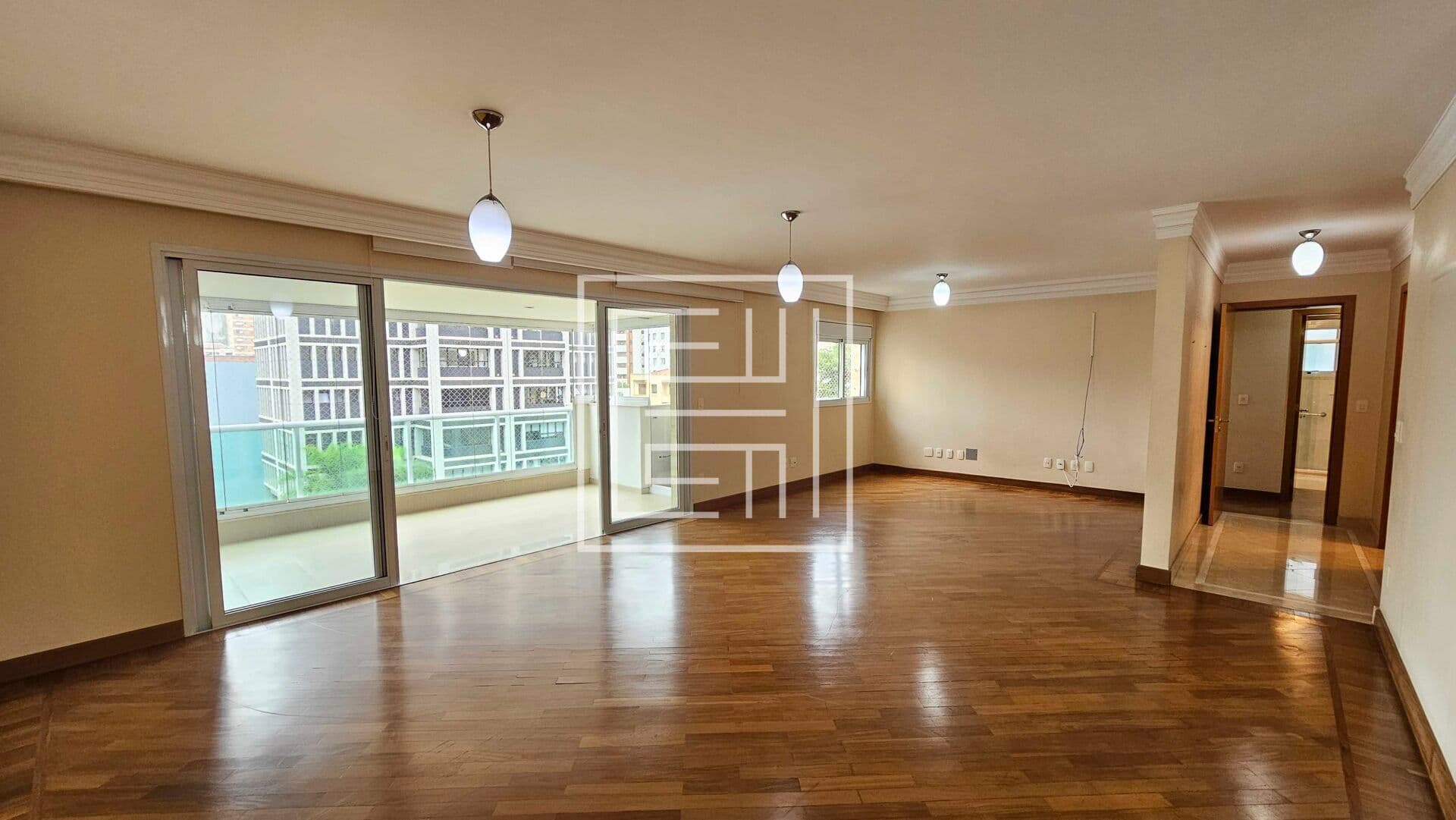 Apartamento de 185m² com 3 dormitórios sendo 2 suítes e 4 vagas à venda em Perdizes