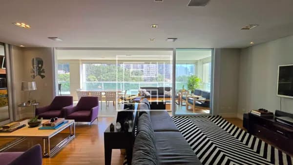 Apartamento de 271m² com 4 dormitórios sendo 3 suítes e 4 vagas