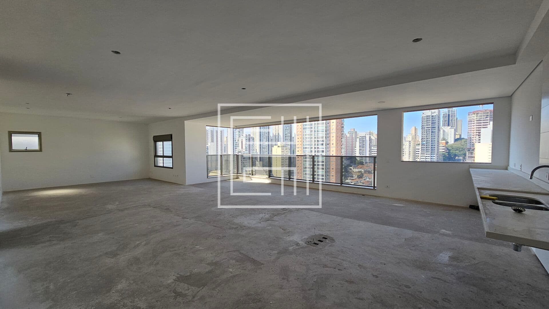 Apartamento de 221m² sendo 3 suítes e 4 vagas à venda em Perdizes