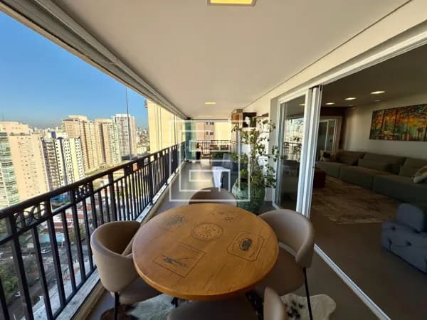 Apartamento com 223m² com 4 suítes e 4 vagas à venda na Vila Romana