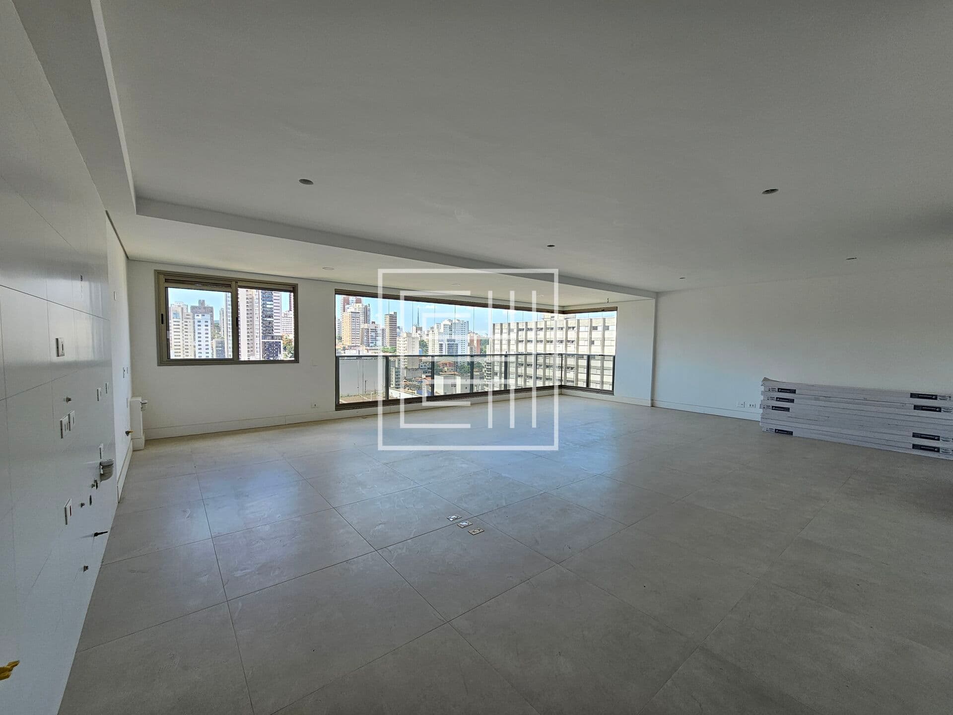 Apartamento de 221m² com 4 suítes e 3 vagas à venda em Perdizes