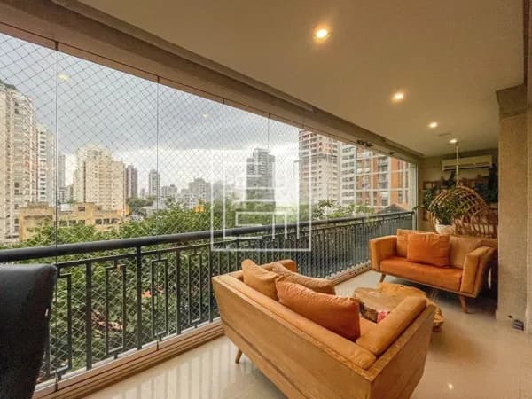 Apartamento de 251m² com 3 suítes e 4 vagas à venda em Perdizes