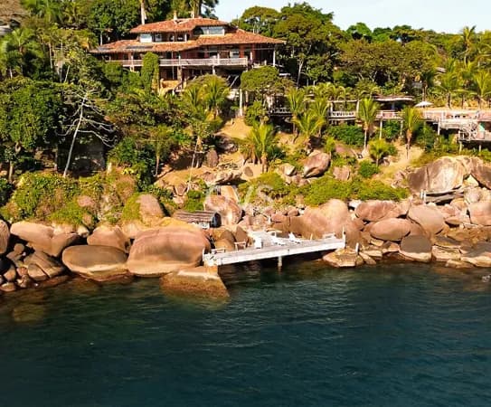 Maravilhosa casa de costeira em condomínio no Sul de Ilhabela.