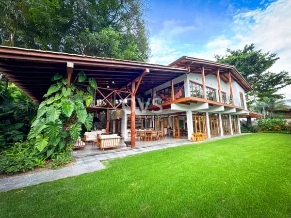 Casa mafravilhosa com terreno totalmente plano,na praia da Feiticeira, em Ilhabela.