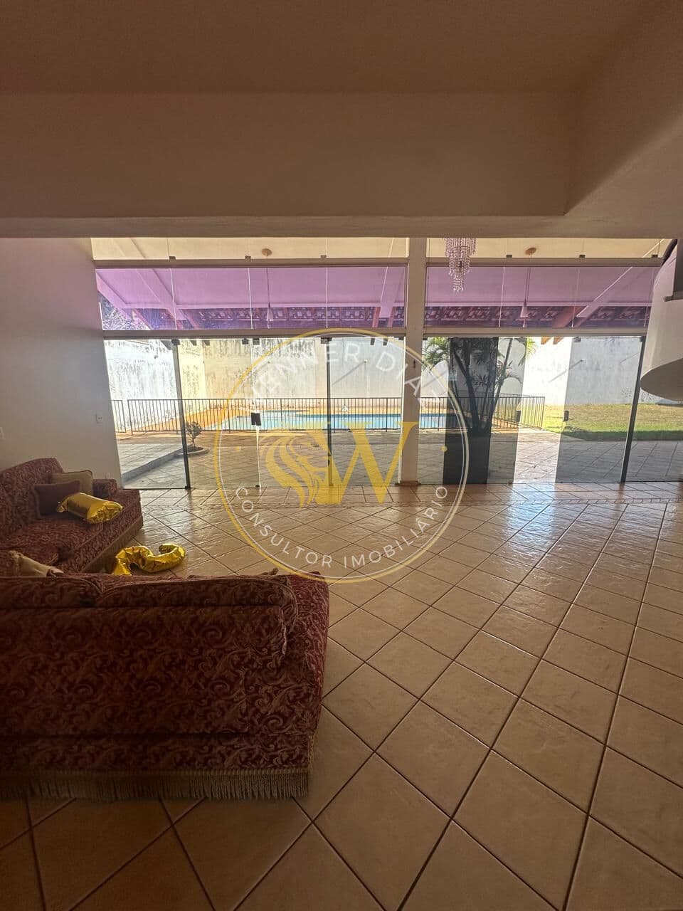 CASA DE ESQUINA PARA LOCAÇÃO | TERRENO AMPLO – 930 m²