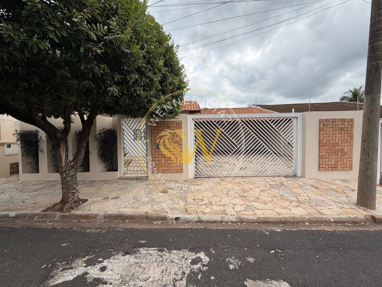 Casa Ampla com Piscina e 4 Suítes para Locação
