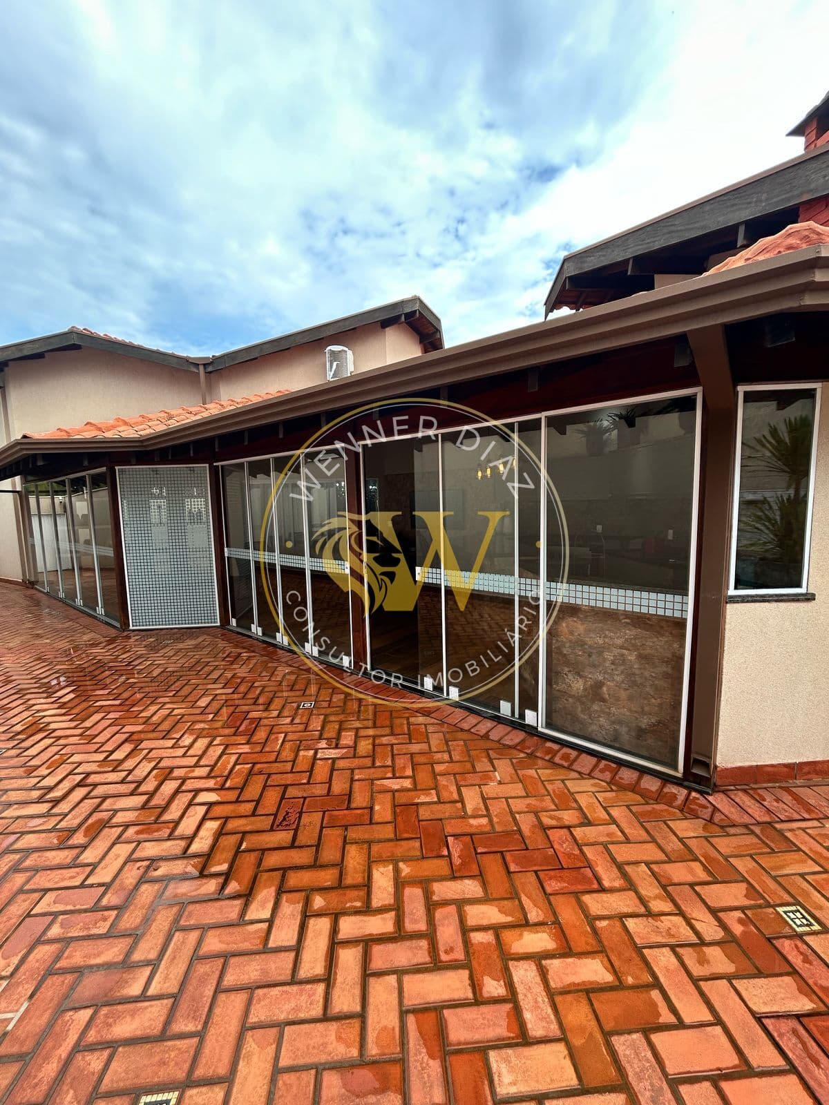 CASA À VENDA com 288m² – 3 SUÍTES – PISCINA AQUECIDA – DAMHA I – R$ 3.500.000,00MOBILIADA