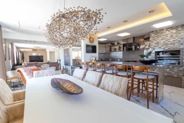 Ampla cobertura, espaço gourmet e piscina