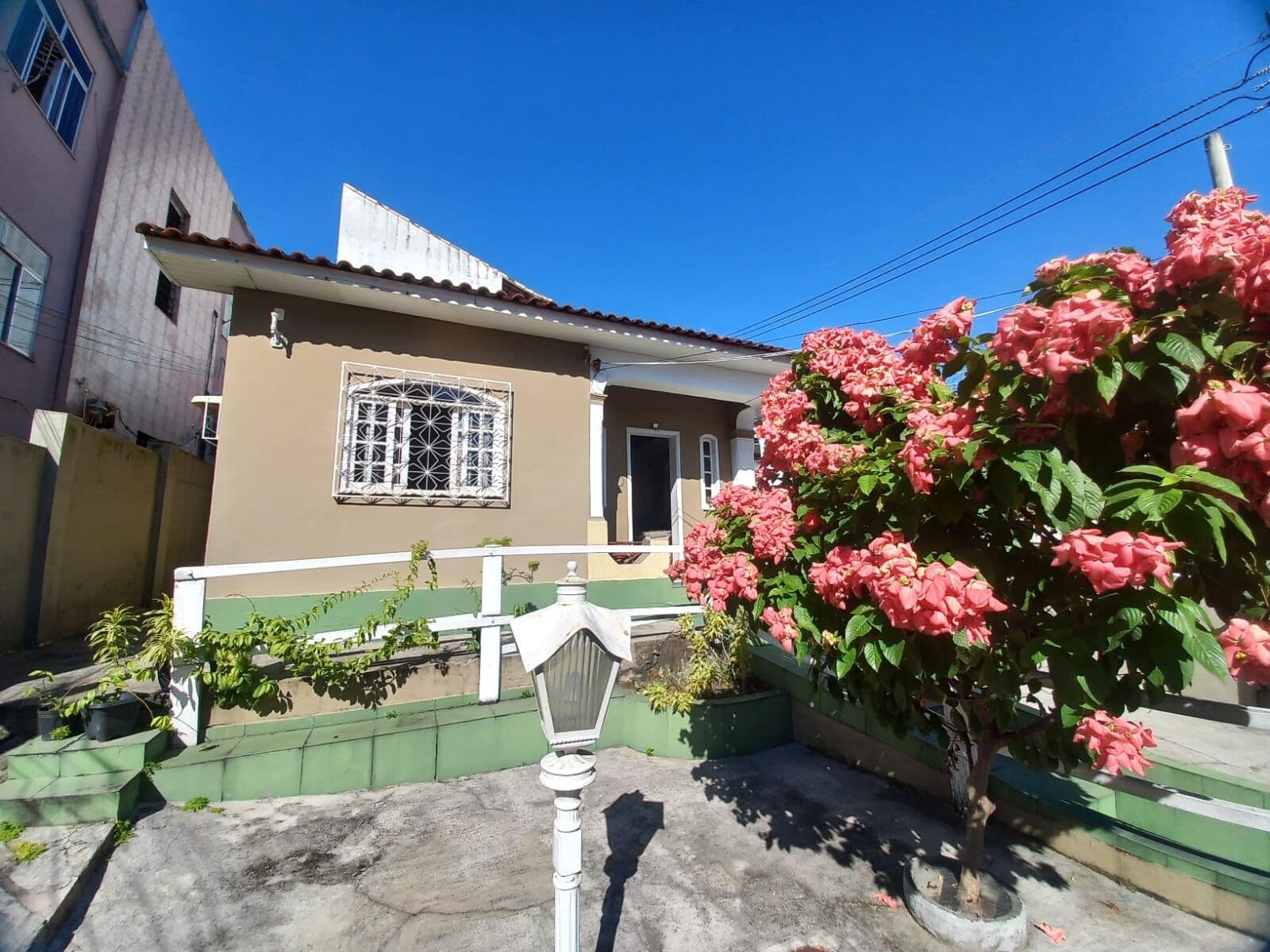 Charmosa casa à venda na Freguesia