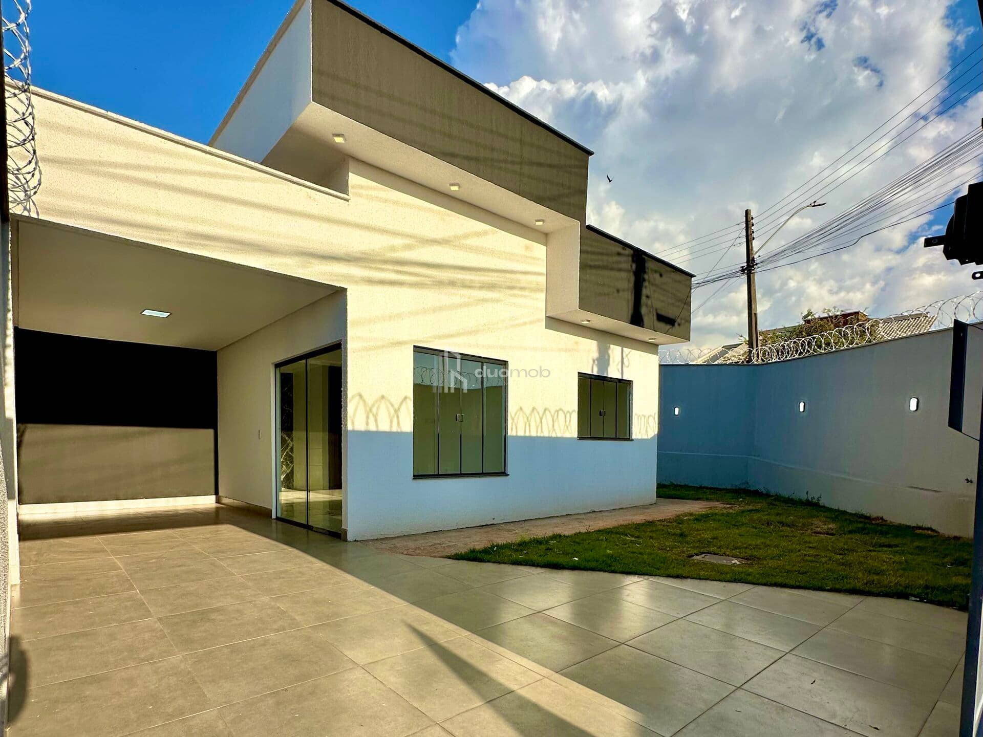 Casa de Esquina Amplo Quintal 3 Quartos | Residencial Petrópolis | Goiânia GO