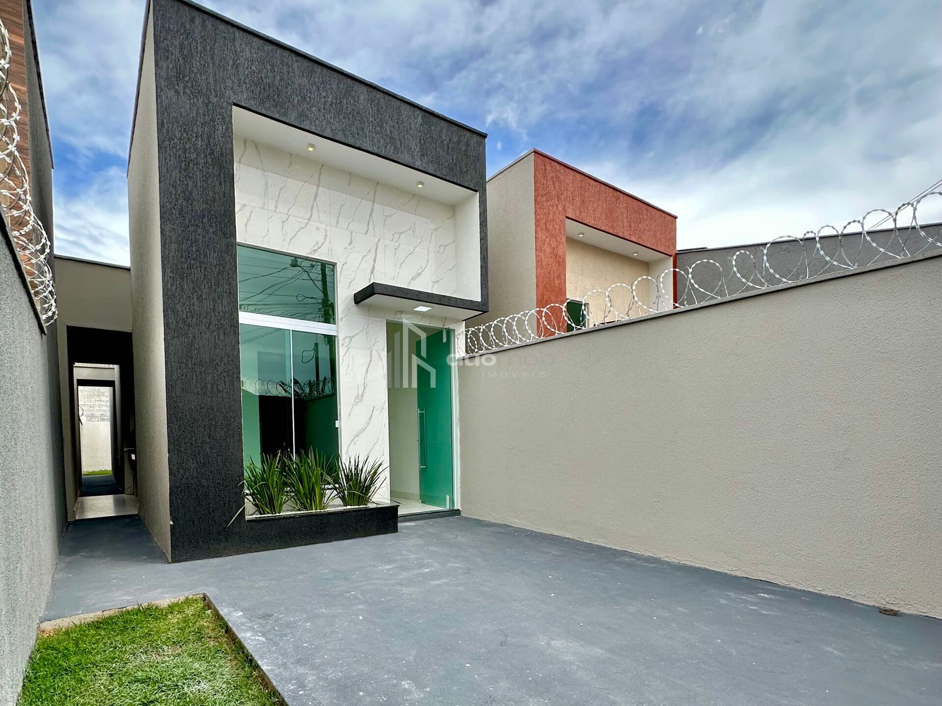Casa 2 Quartos Suíte Quintal | Próxima ao Portal Shopping | Setor Park Solar Goiânia