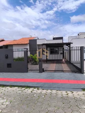 Casa Alto Padrão com Piscina em Tijucas
