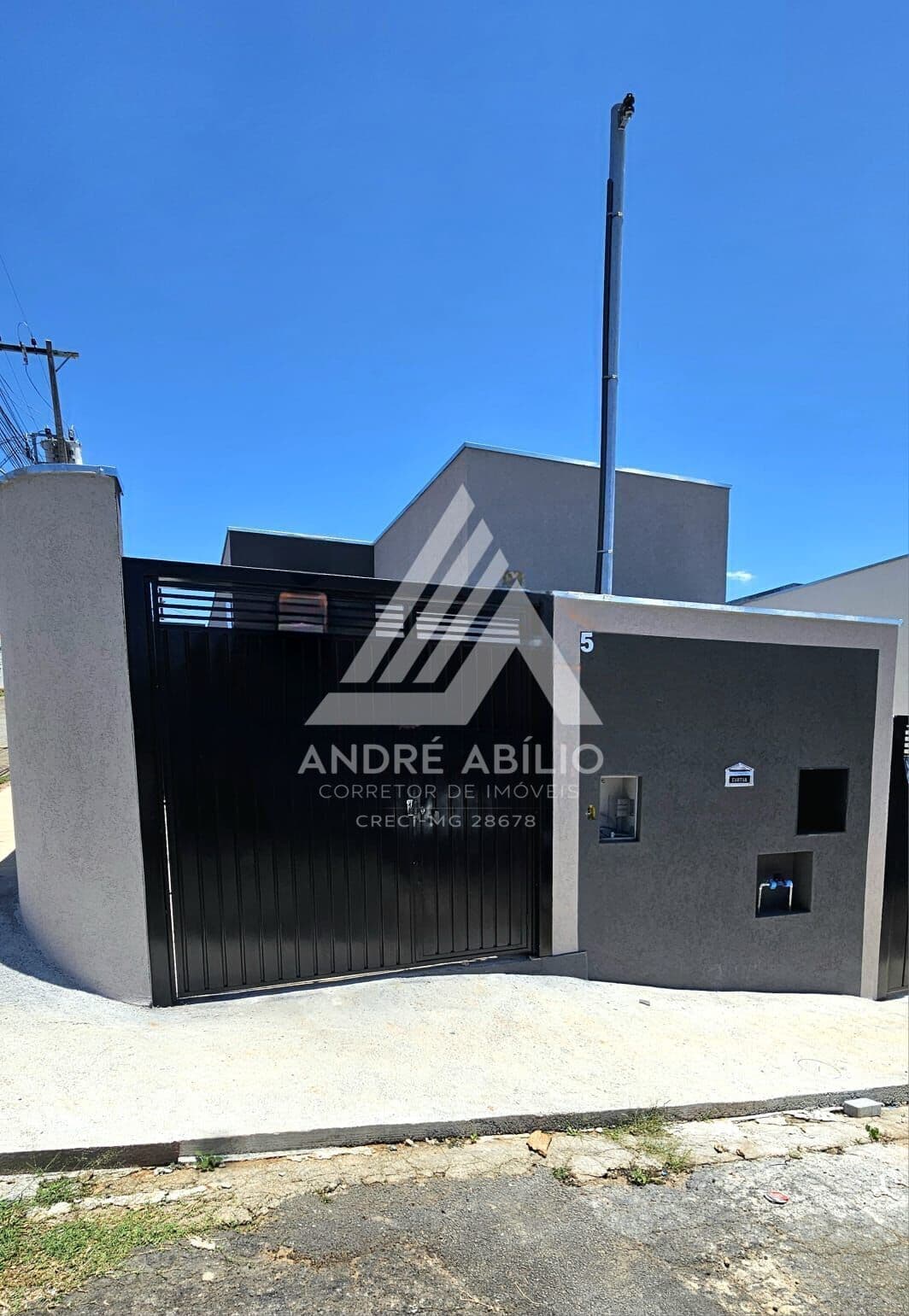 Casa no Jardim Canadá, com 3 quartos sendo 1 suíte!!