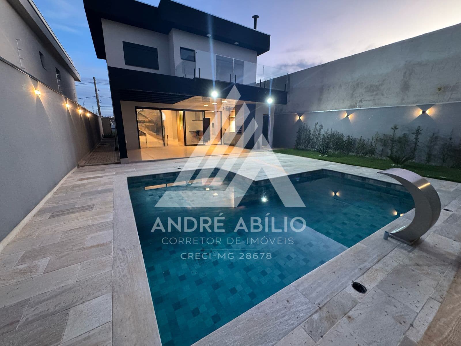 Casa alto padrão, com 3 suítes à venda, 200 m² - Astúrias - Pouso Alegre/MG