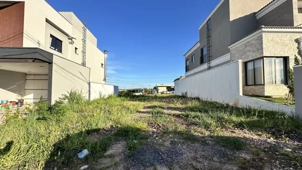 Terreno de 251m² no Brisas Condomínio Horizontal – Lazer Completo e Alto Padrão