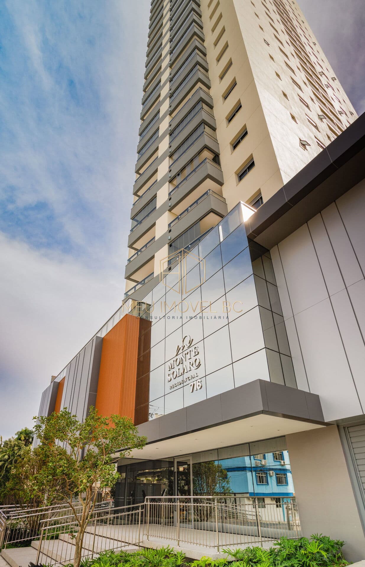 Apartamento com 3 dormitórios no edifício Monte Solaro em Itajaí.