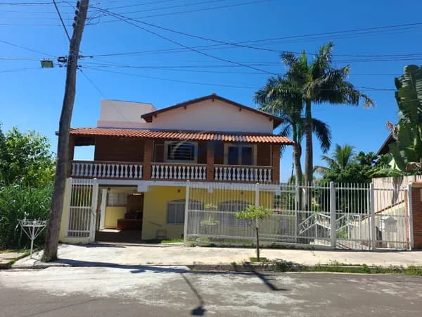CASA NO CENTRO DE AGUAS DE SAO PEDRO