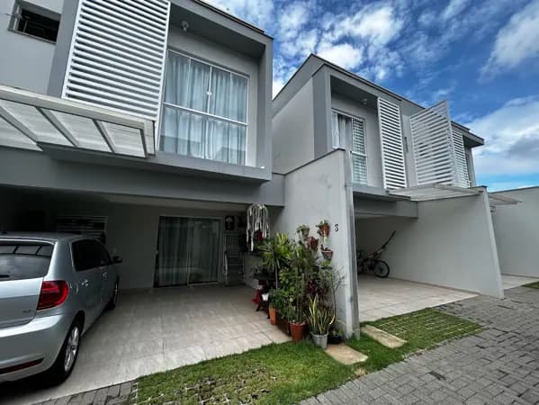 Casa com 3 quartos sendo 1 suíte, com móveis sob medida na sala e cozinha, em ótima localização !