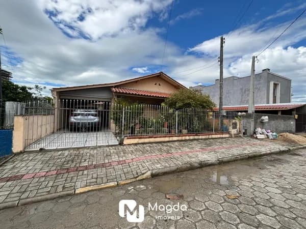 Casa no coração de Porto Belo — uma joia rara para quem sabe investir!