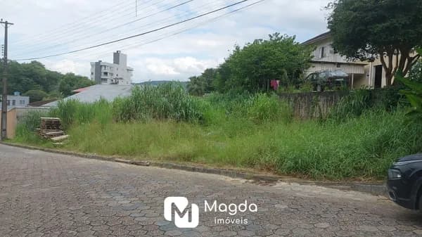 Terreno bem localizado.