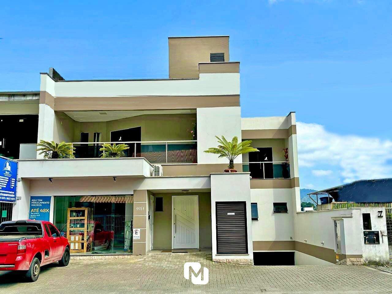 Excelente prédio para seu conforto e comodidade, cobertura para moradia, sala comercial, garagem coberta, terreno nos fundos. Aceita financ. bancário