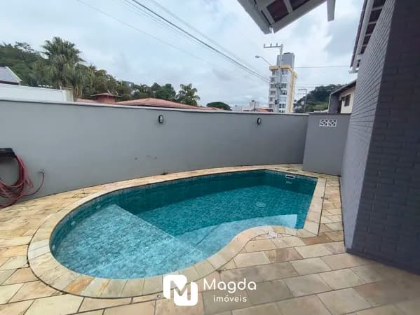 🏡✨ Casa Alto Padrão com Piscina à Venda – Bairro Velha | Blumenau/SC