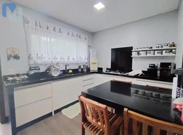 Chácara com ampla residência dispondo de 2 moradias e terreno super espaçoso! Venha conferir!