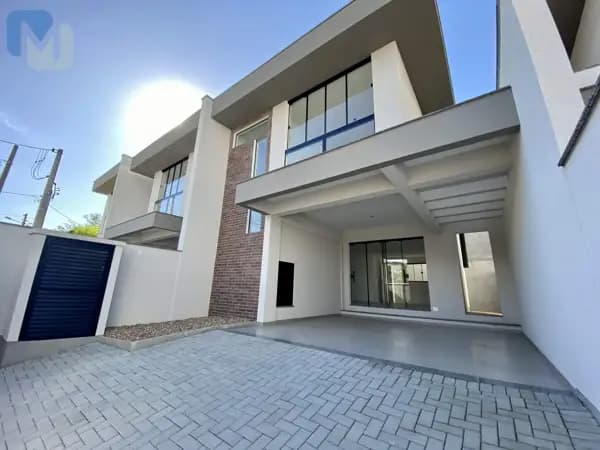 Sobrado NOVO com ótimo acabamento, com 03 dormitórios, com ampla suíte. Em ótima localização. Aceita financiamento bancário.