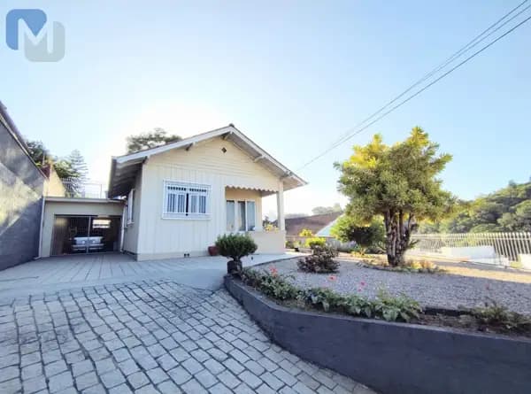 Casa com amplo terreno, em localização privilegiada, com 3 dormitórios e terraço. Escriturada. Venha conferir!