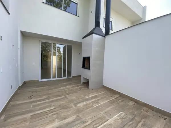 Sobrado NOVO na melhor localização do bairro da Velha. Rua tranquila, sem saída, com ótimas casas no entorno. Próximo a comércio e serviços em geral, escolas. Espaços amplos, com 2 suítes. Aceita financiamento bancário.