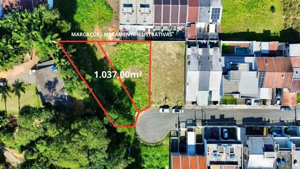 Terreno com 1.036,56 m², plano, pode edificaprédio ou casas geminadas, liberado até 729,37 m² de área a construir. Escriturado.
