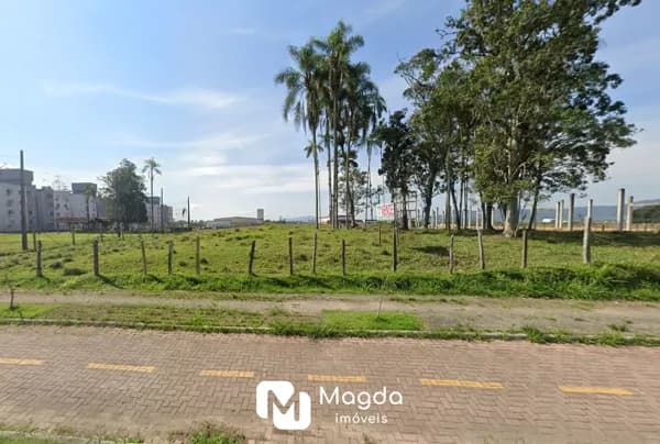 Localização estratégica, grande metragem e múltiplas possibilidades — o terreno ideal para transformar sua visão em realidade!