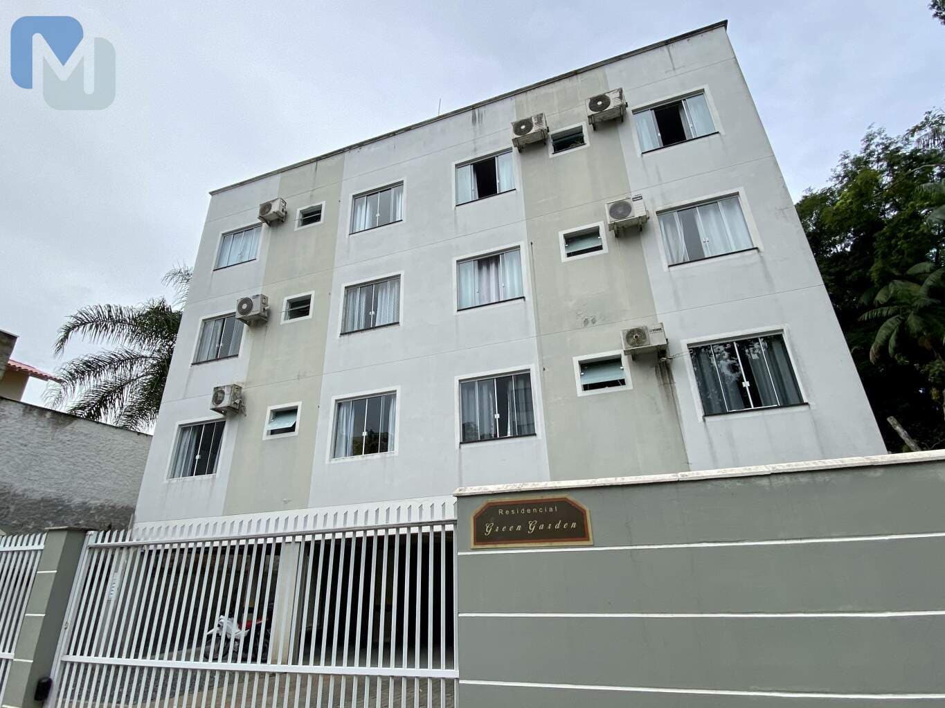 ÓTIMO APARTAMENTO SEMI MOBILIADO: no último andar, garagem coberta no pavimento térreo. Aceita financiamento bancário.