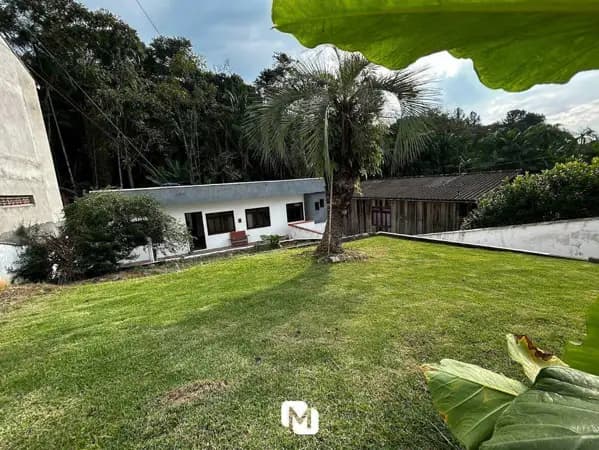 Ótimo oportunidade!! Casa com 5 quartos sendo 1 deles suíte, vaga para 4 carros e ampla área externa!!!