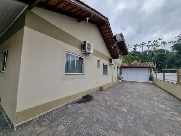 Casa ampla com piscina, 3 quartos sendo 2 deles suites, com acesso pela rua dos fundos e frente !