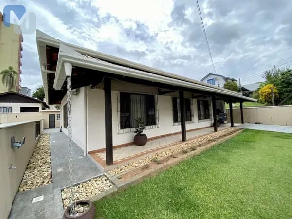 Você procura uma excelente residência, para moradia da sua família? Confira essa opção!!Totalmente plana, com área de lazer, piscina, 3 vagas de garagem. Estuda troca por imóvel no litoral. Aceita financiamento bancário.