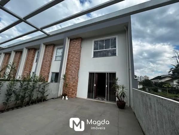 Casa com 3 quartos sendo um deles suíte, com um espaço muito amplo nos fundos e ao lado da Humberto de Campos com 134 m² o melhor custo benefício
