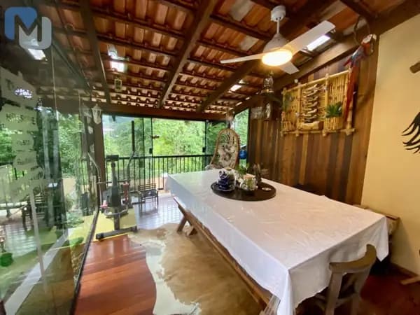 Amplo sobrado com excelente área externa e 3 dormitórios!