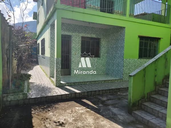Sobrado no Centro de Guapimirim, 2 qts, parte de baixo (térrea)