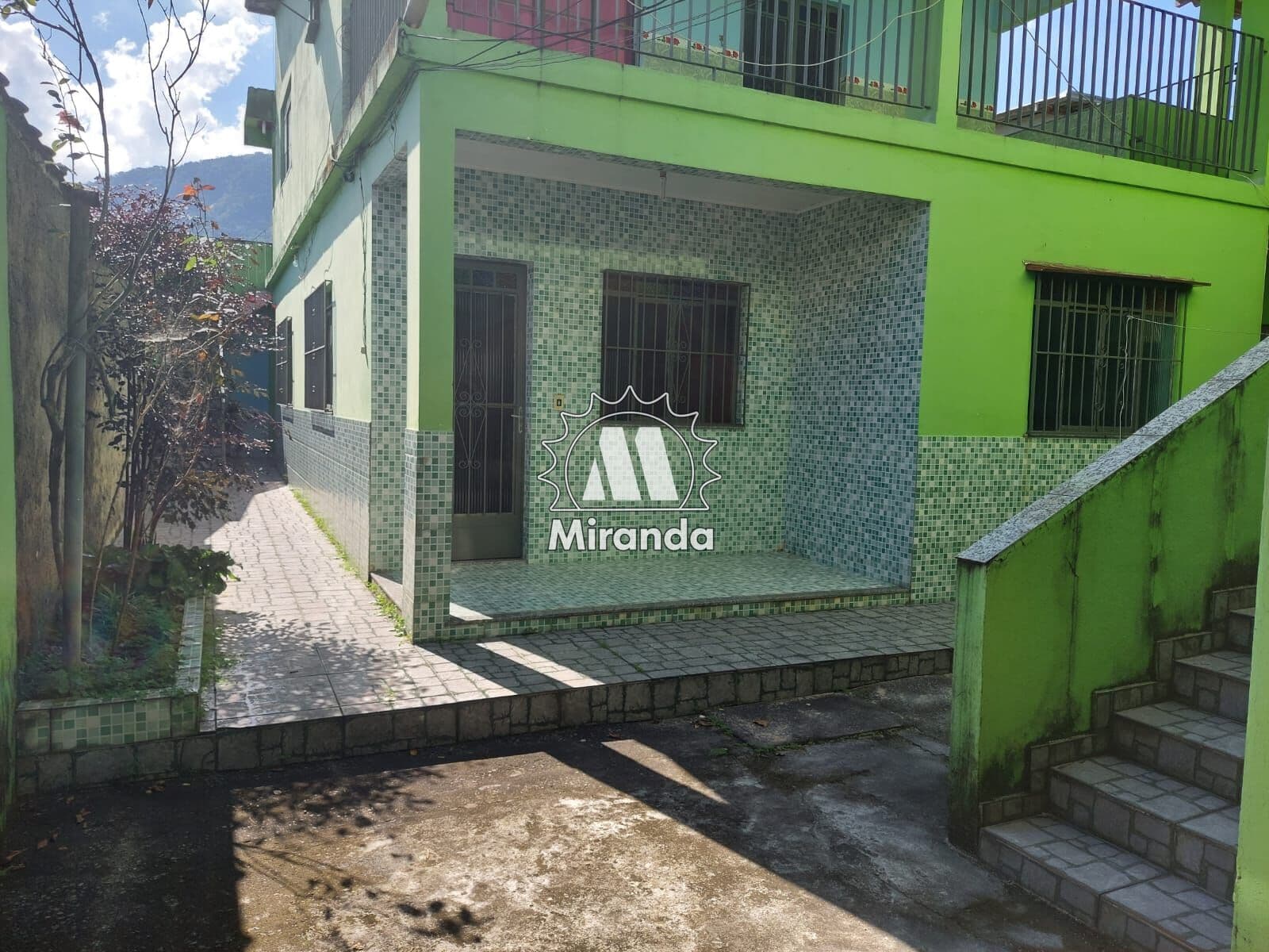 Sobrado no Centro de Guapimirim, 2 qts, parte de baixo (térrea)