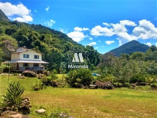Casa Duplex de 4 qts, 1.641m² de terreno, atende 2 famílias