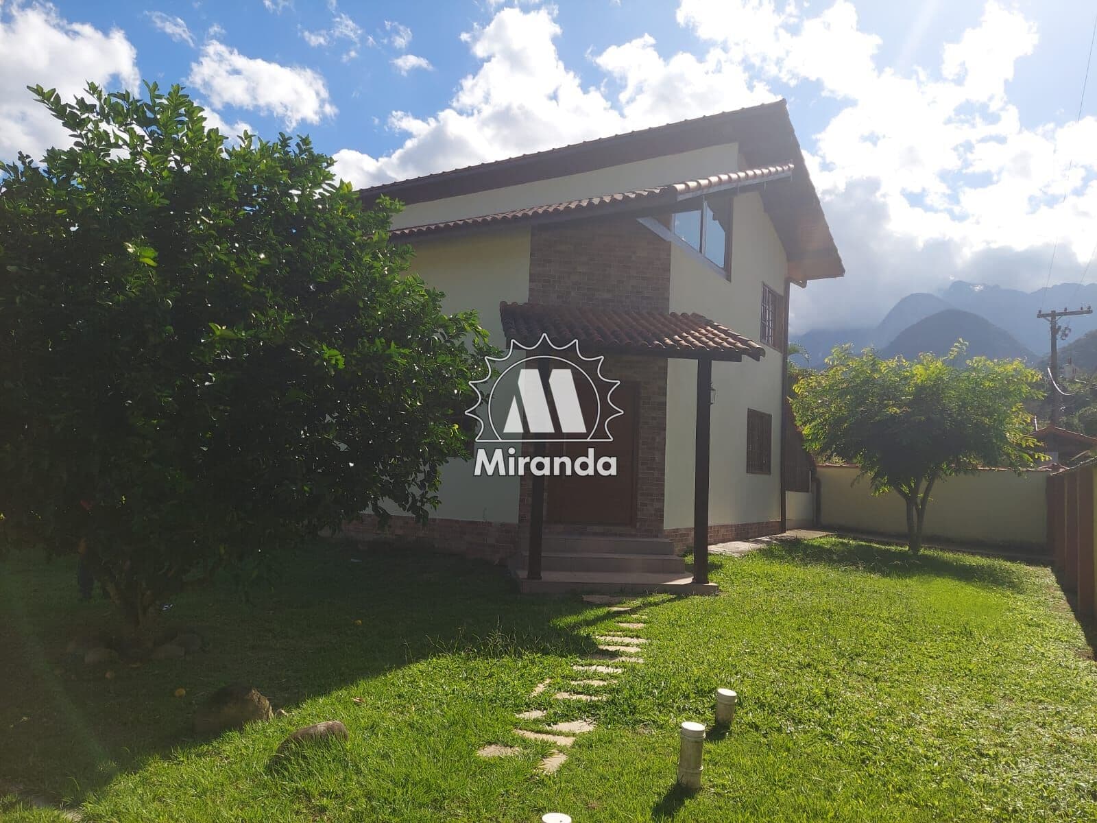 Casa de 3 qts. em Condomínio na Cotia, terrenão plano