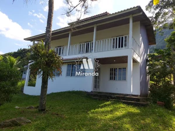Casa Duplex de 4 qts. no Centro de Guapimirim